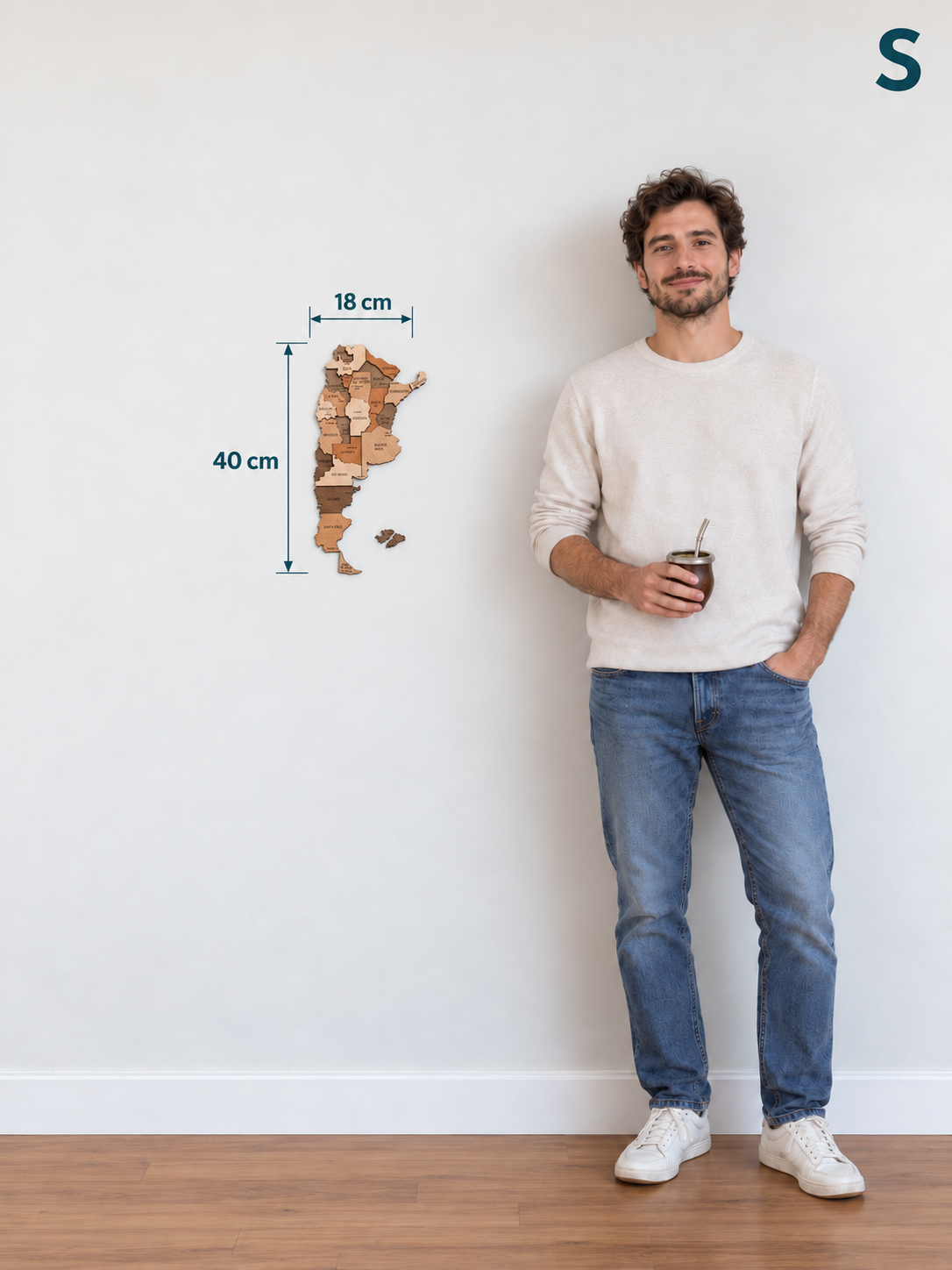 Mapa de Argentina tamaño S, 40 × 18 cm, junto a una persona